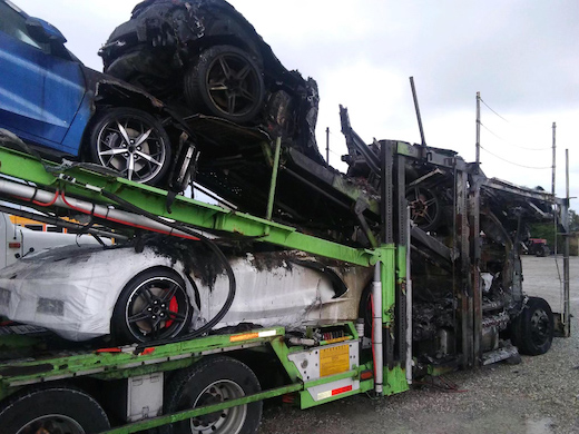 被害は約1億円 高級車を満載したトレーラーが炎上 シボレー コルベットが完全に焼失する大惨事に ねとらぼ