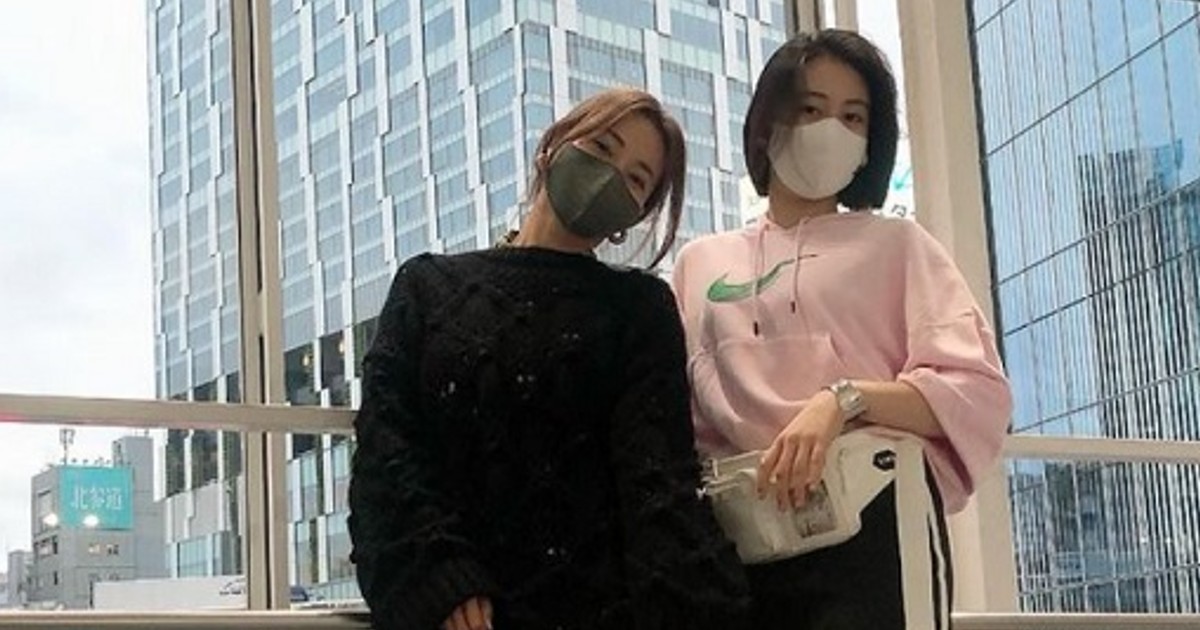 身長もすっかり抜かれてしまった 新山千春 15歳娘との長身2ショットで成長をひしひしと実感する 1 2 ページ ねとらぼ