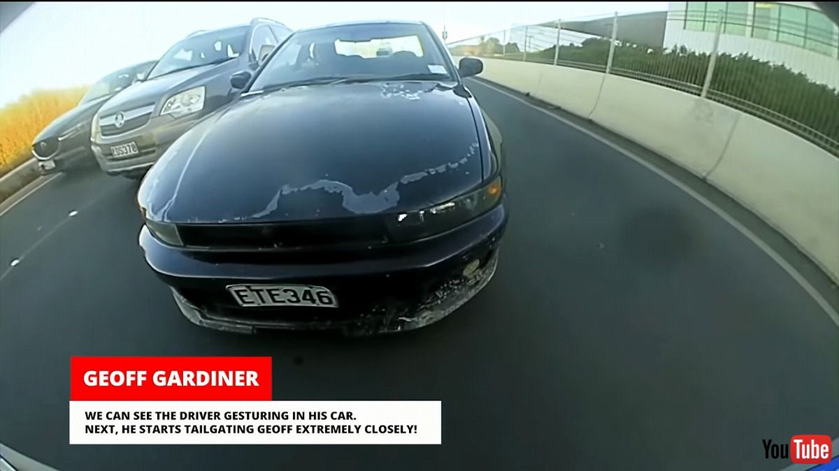 執拗に追跡 最後は体当たり あおり運転 被害を受けたクルマのドラレコが記録した恐ろしい映像が話題に ねとらぼ