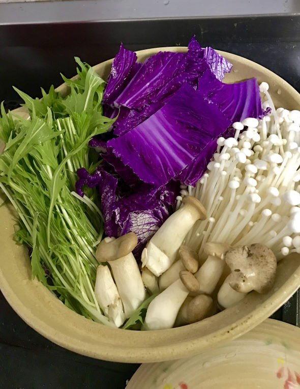 珍しい“紫白菜”を買ったので鍋に投入 → 後悔することになった衝撃ビジュアルをご覧ください