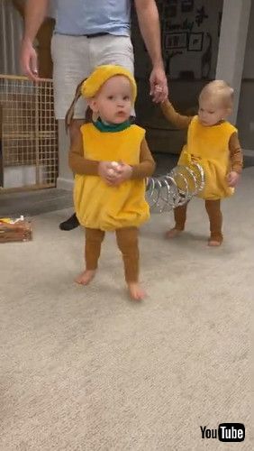 uTwin Toddlers Dress Up as Slinky Dog for Halloween || ViralHogv