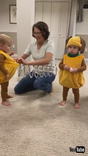 uTwin Toddlers Dress Up as Slinky Dog for Halloween || ViralHogv