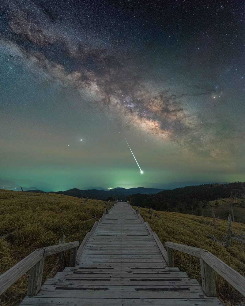 流星を捉えた夢の世界のような一枚が感動する美しさ この写真に出会えて良かった 君の名は を思い出した 1 2 ページ ねとらぼ