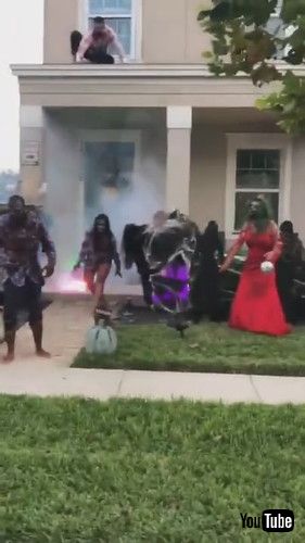 uTrick-or-Treater Gets Scared and Leaves on Seeing Family Dressed as Zombies on Halloween - 1267056v