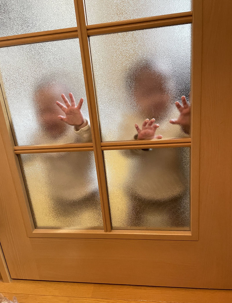 双子の姉妹 ママ すりガラス越しに母を追う幼児が かわいすぎる絶望 幸せなウォーキングデッド 1 2 ページ ねとらぼ