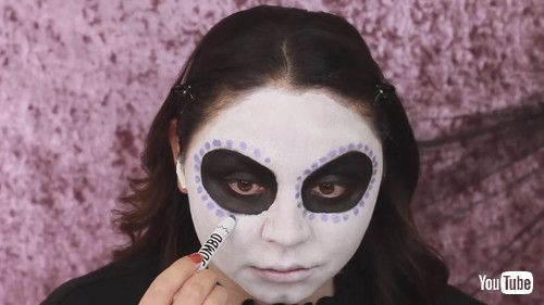 uWoman Displays Her Mind-Blowing Makeup Skills by Transforming Her Face Into Skull - 1266761v