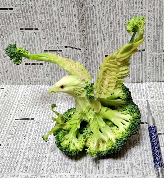 ブロッコリーから掘った 鷹 が異次元のクオリティー 娘さんに すごーい と言われたカービング作品に反響 1 2 ページ ねとらぼ
