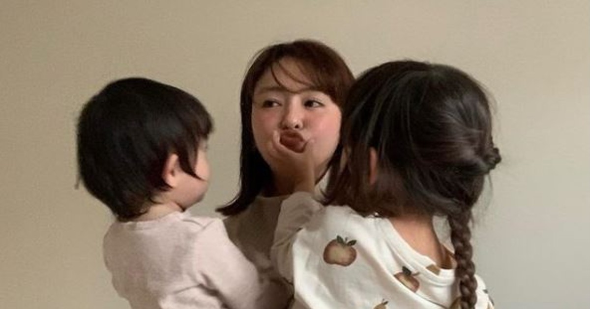 菅谷梨沙子 娘2人を抱っこして ぶにゅ された幸せ3ショット 夏焼雅が反応 何この幸せ溢れる写真 1 2 ページ ねとらぼ