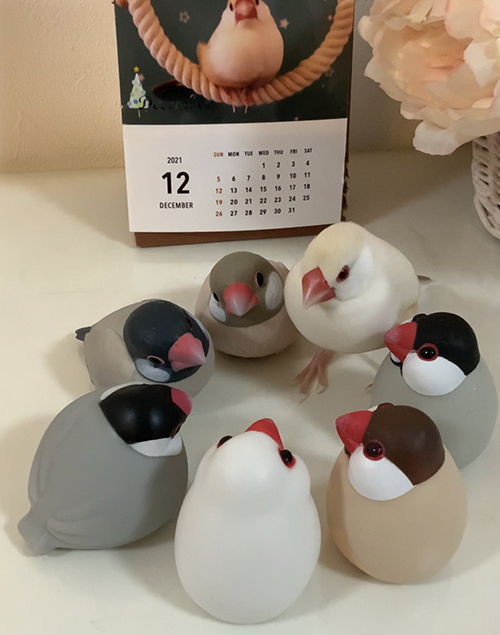 文鳥会議だ みんな本物かと思いました フィギュアの輪に入り 話し合っているように見える文鳥がかわいい ねとらぼ