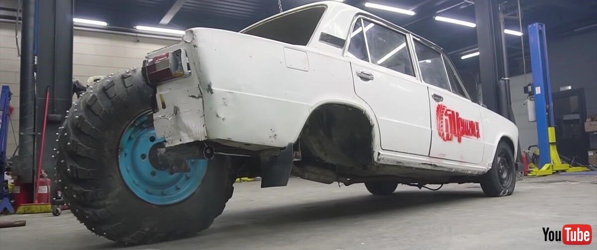 クルマのトランクをぶち抜いて魔改造 ロシア流3輪カスタムカーのクセが強すぎる ねとらぼ