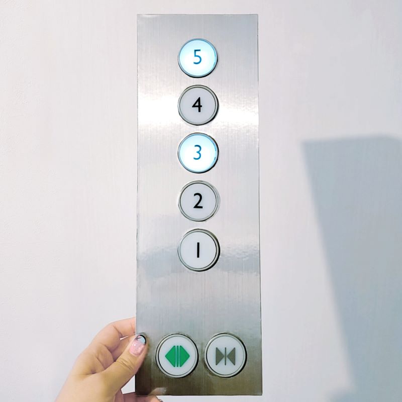 自宅でエレベーターボタンを押し放題 子どもの好奇心を満たす 手作りエレベーター操作盤 が本格的で楽しそう 1 2 ページ ねとらぼ