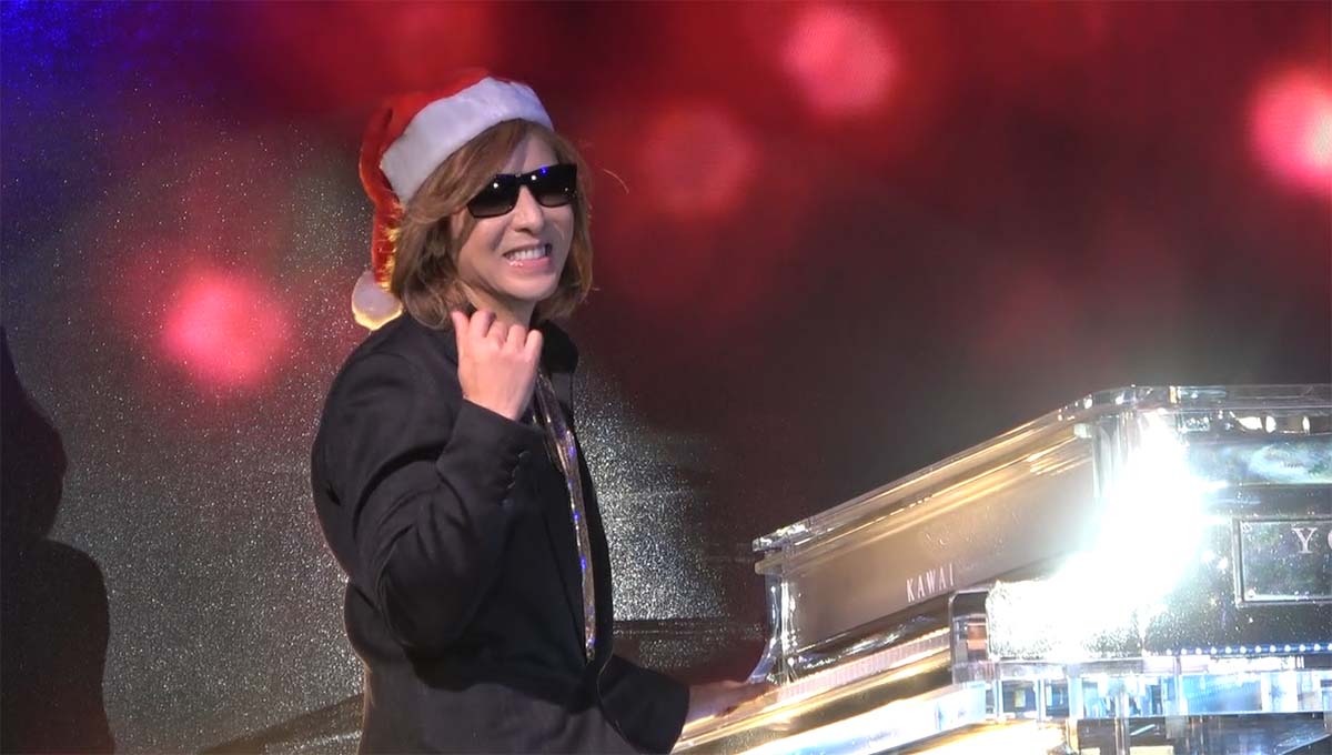 Yoshiki サンタ帽 かぶって きよしこの夜 をサプライズ演奏 日本滞在中は ラーメンとか食べたい 1 2 ページ ねとらぼ