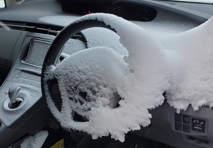 あちゃー 雪国あるある 一夜明けたらクルマの中が雪景色 寒波迫る夜にうっかり窓を開けっ放しに ねとらぼ