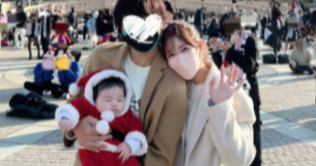 舟山久美子 家族3人で 初 ディズニーショット公開 サンタ姿の生後3カ月息子は とっても興味深々 1 2 ページ ねとらぼ