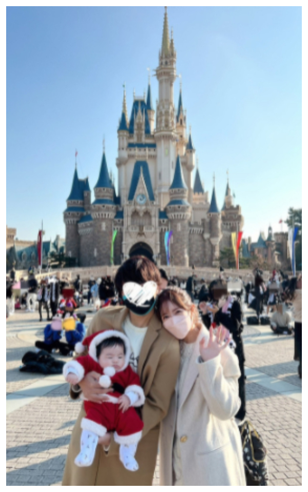 舟山久美子 家族3人で 初 ディズニーショット公開 サンタ姿の生後3カ月息子は とっても興味深々 1 2 ページ ねとらぼ