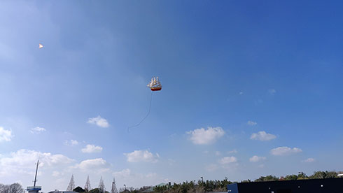 帆船型凧が空を飛んでるところ