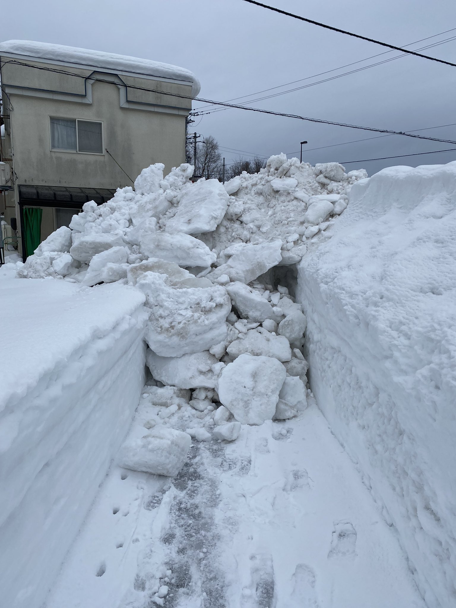 ゲームみたいな道のふさがり方しやがって 爆弾で壊したりイベントをこなすと通れそうな雪道にゲームファンニヤリ 1 2 ページ ねとらぼ