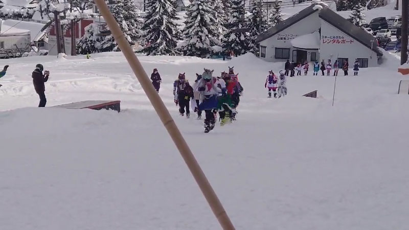 ウマ娘コスプレ集団がスキー場へ出走 シュールなレース風景がめちゃくちゃ楽しそう 1 2 ページ ねとらぼ