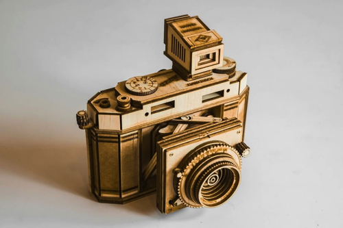 カメラの木製模型