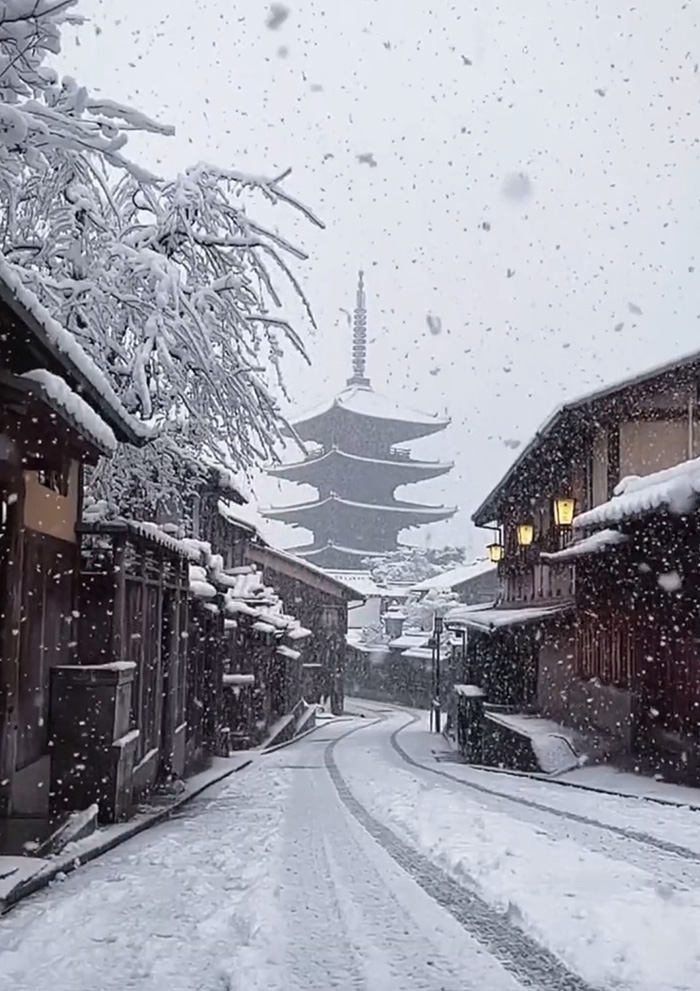 雪が降る京都を 逆再生 したら 雪が空に吸い上げられる幻想的な映像にtwitterで注目 1 2 ページ ねとらぼ