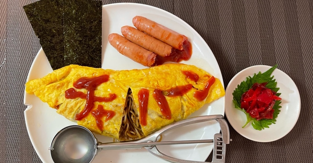 すべてがおかしい」「脳が混乱」 大学生が作ったラーメン（チャハーン）の画像がツッコミポイント満載だと話題に（要約） - ねとらぼ