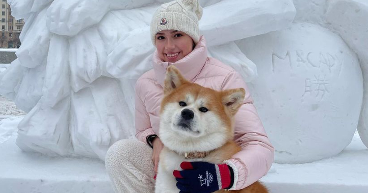 やふー 人気 ザギトワ選手の愛犬マサル 前脚でキャップ開ける芸