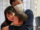 新型コロナ感染のはんにゃ川島、会えなかった子どもたちを熱烈ハグ　10日間の自宅隔離に「長かったよー」