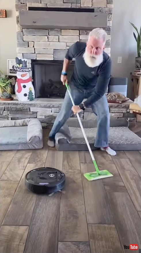 フローリングの床磨きかと思ったら……？　自宅でカーリング気分を満喫するおじいちゃんが楽しそう