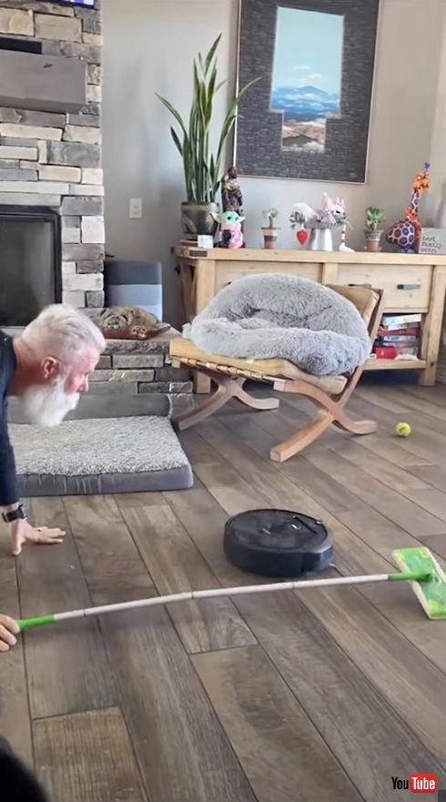 フローリングの床磨きかと思ったら……？　自宅でカーリング気分を満喫するおじいちゃんが楽しそう