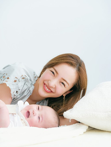 赤ちゃんとそろって笑顔の元AKB・板野友美