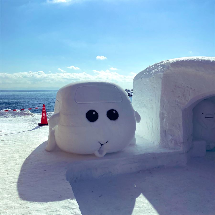 でっかいモルカーとすみっコの雪像がすごいクオリティー 北海道の郵便局長が毎年作る雪像が話題、その誕生のきっかけを聞いた（1/3 ページ） - ねとらぼ