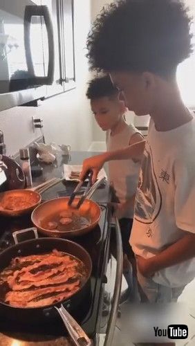 「Kids Wake up Early and Make Breakfast for Family - 1286588」