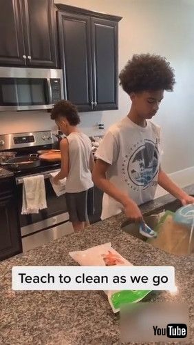 uKids Wake up Early and Make Breakfast for Family - 1286588v
