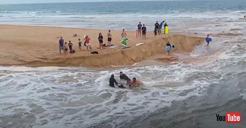 荒れた海で流されそうになった男性　ボードを投げ捨ててサーファーたちが全力で救出