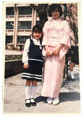小学校入学式での平野ノラさんと母