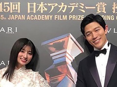 吉川愛＆鈴木亮平、「メイちゃんの執事」2ショット “執事”ポーズで 