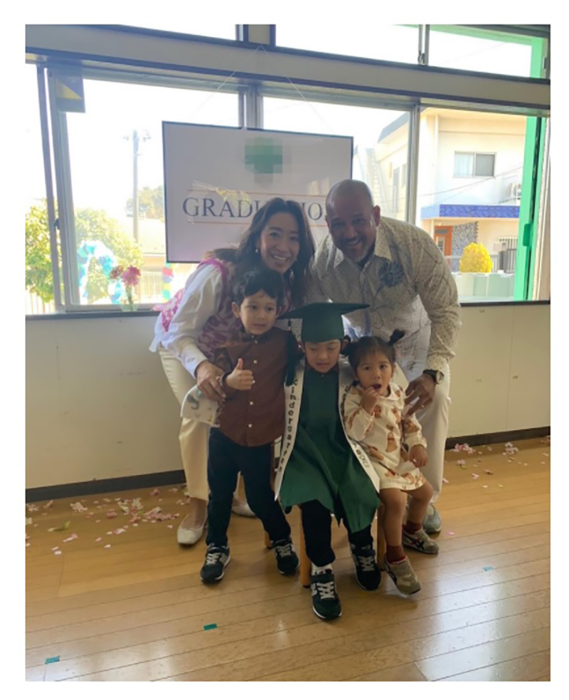 アレックス ラミレスの6歳息子が卒園 ダウン症と4年間格闘した子に妻は 私たちの誇りです 1 2 ページ ねとらぼ