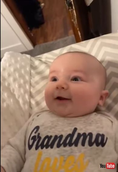 ママのジョークで笑う赤ちゃん