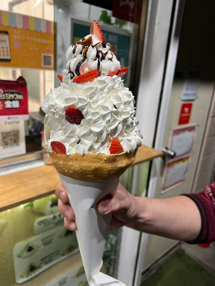 クリームが1リットル クリーム好きを魅了する山盛りクレープが悪魔の食べ物 1 2 ページ ねとらぼ