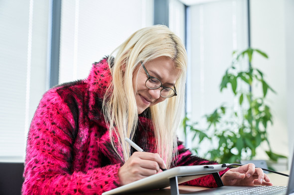 【PR】 ワコム ／ 「Wacom One」 ZAZY インタビュー R-1 液晶ペンタブレット 液タブ デジタル