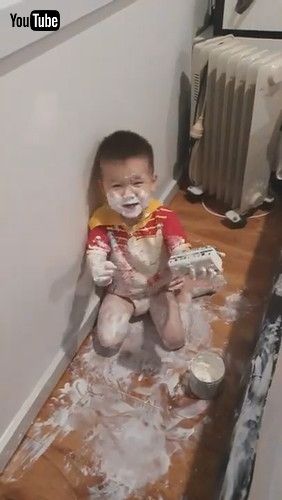 「Toddler Covers Himself in Sudocrem - 1306934」