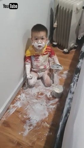 uToddler Covers Himself in Sudocrem - 1306934v