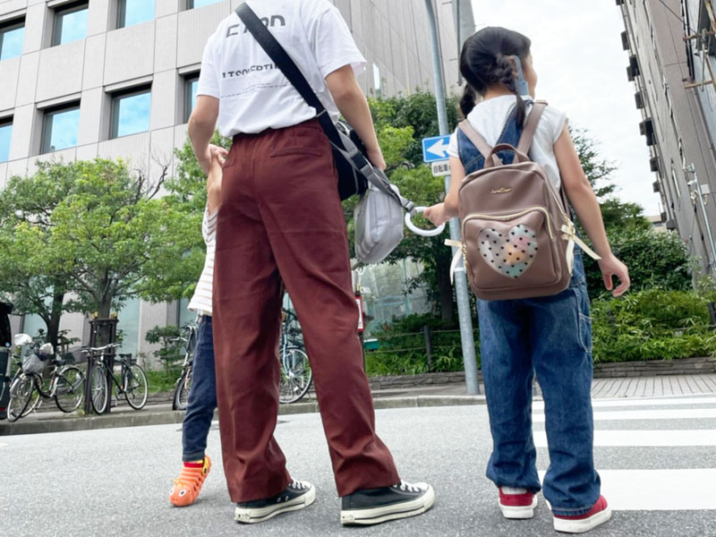 子どもが電車ごっこ感覚で握ってくれる つり革そっくりの持ち手 が親子のお出かけに役立つと話題 メーカーに聞くその工夫 1 3 ページ ねとらぼ