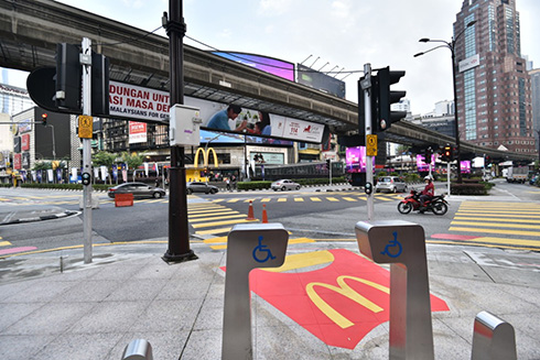 マレーシア都心部の横断歩道がフライドポテトに　マクドナルドへ誘う道路がかわいい