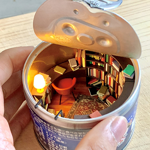 鯖の缶詰で作ったミニチュア図書館に　図書“缶”がすてき