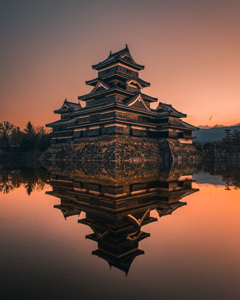 国宝 松本城の 鏡写し な朝焼け風景に称賛 これは 逆さ富士 ならぬ 逆さ城 1 2 ページ ねとらぼ