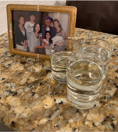 グラスをお供えした武田久美子の家族写真