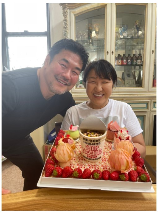 北斗晶 佐々木健介 北朝鮮での 出会い記念日 にラブラブ夫婦ショット 初めて手を握ったシーン と現地の思い出写真も 1 2 ページ ねとらぼ