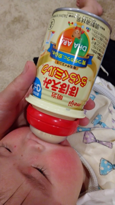 液体ミルク缶で授乳する画像