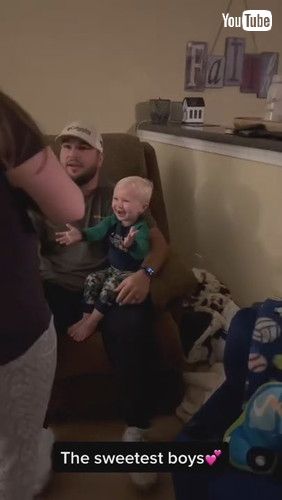 「2-Year-Old Boy Meets Baby Brother || ViralHog」